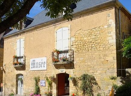Domme, Bienvenido a Domme, bienvenido al corazón del Périgord Noir: Fue hacia 1281 cuando el rey Felipe III -conocido como Le Hardi- decidió crear la ciudad bastida de Domme en La Barre, el acantilado que se eleva sobre el río Dordoña más de 15Om. El encanto de Domme es innegable, con su especial atmósfera de calma y serenidad que sosiega el alma tanto como el excepcional panorama sobre el valle del Dordoña, que descubre el castillo de Montfort, el pueblo de La Roque Gageac y el castillo de Beynac. Pero Domme tiene muchos otros tesoros que ofrecer